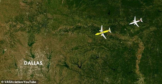 O gece Louisville, Kentucky'den uçmakta olan American Airlines pilotu, tuhaf UFO ışıklarının kendi seyir irtifası olan 34.000 feet'in üzerinde olduğunu söyledi: 'Işıklar ufukta biraz üzerimizdeydi [...] süper parlaklaşmaya ve [uzaklaşmaya] devam ettiler'