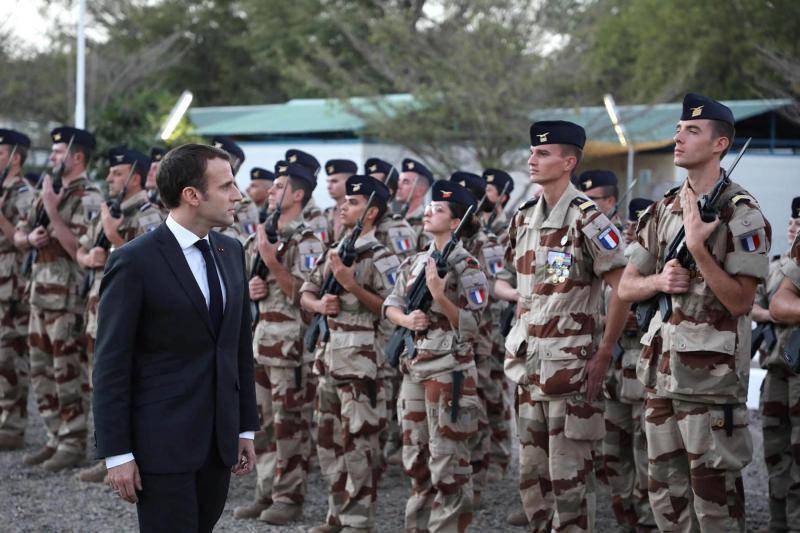 Fransa Cumhurbaşkanı Emanuel Macron Afrika'daki Fransız üslerini ziyaret ederken...