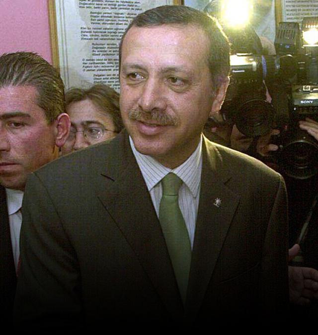 2002 yerel seçimlerinden sonra Recep Tayyip Erdoğan ile çekilen fotoğraf