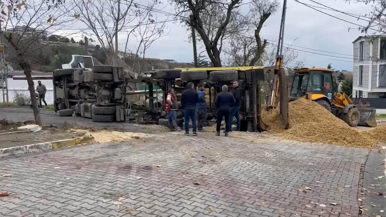 Yolun çökmesiyle oluşan çukura bir hafriyat kamyonu düştü. 