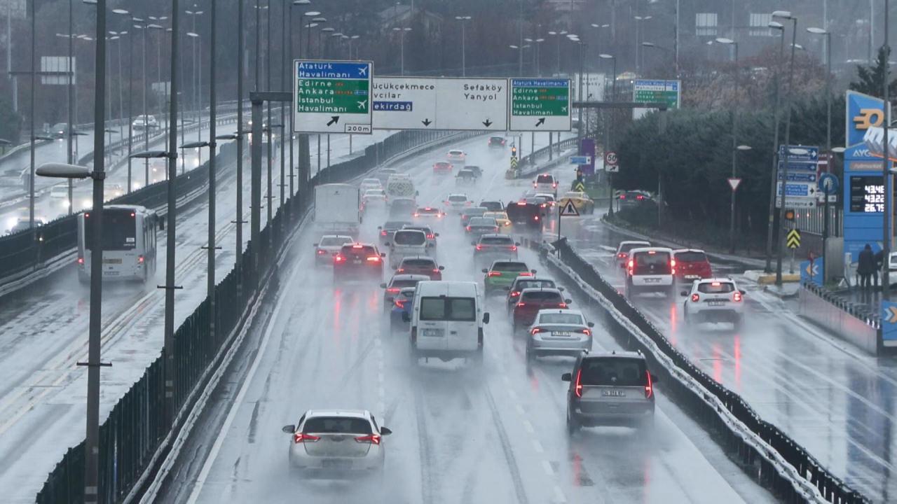 Sağanak yağış nedeniyle bazı bölgelerde hafta sonu olmasına rağmen trafik yoğunluğu oluştu. 