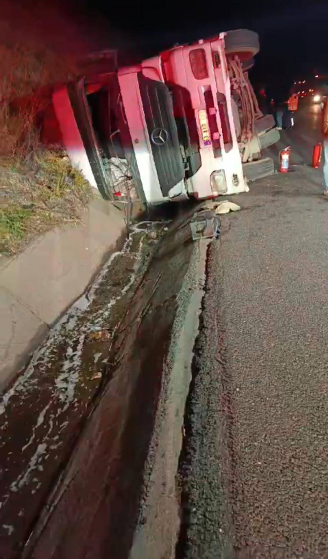 Tankerin içindeki yakıt, kaza sonucunda yola döküldü. 