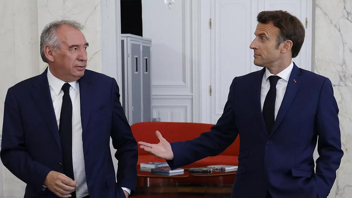 Fransa'nın yeni Başbakanı François Bayrou ve Fransa Cumhurbaşkanı Emmanuel Macron.