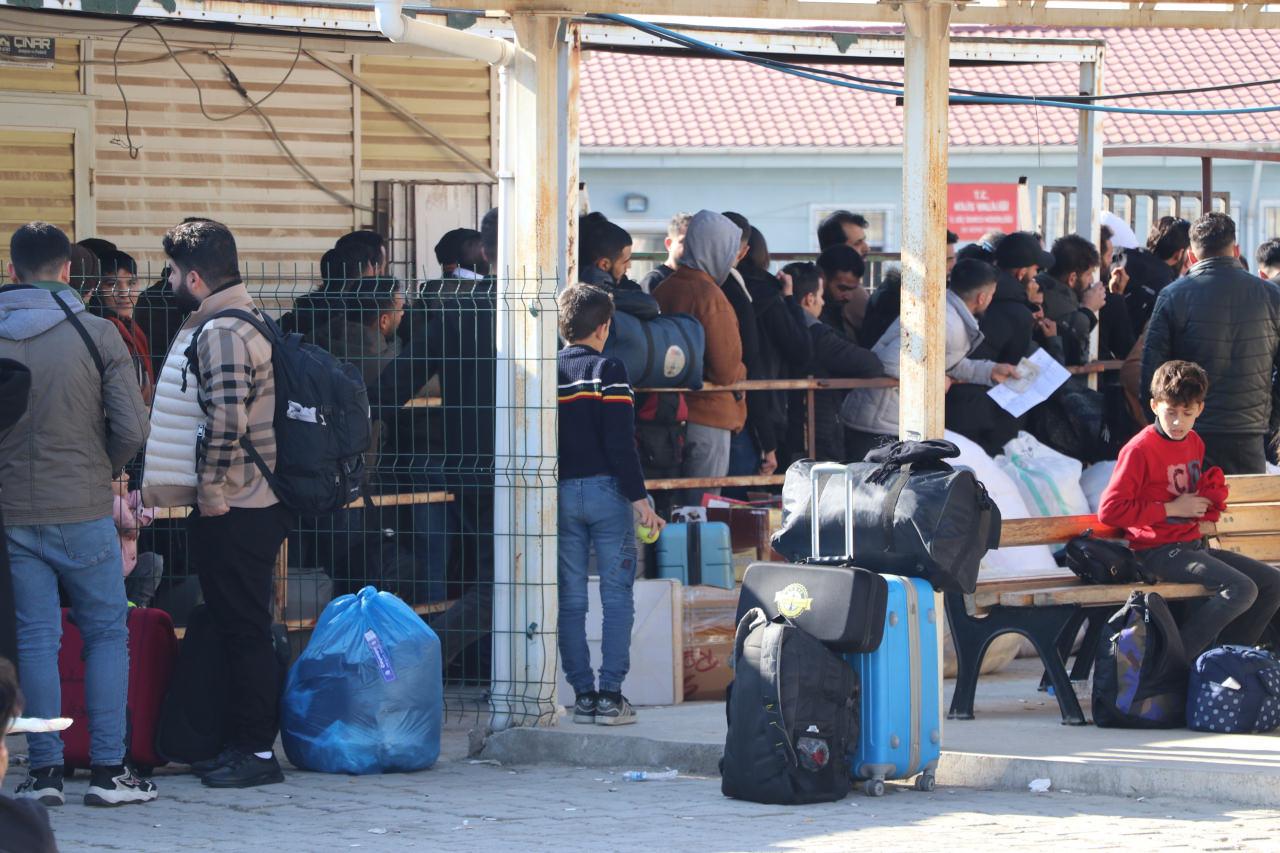 Türkiye sınırında ülkesine dönmeyi bekleyen Suriyeliler