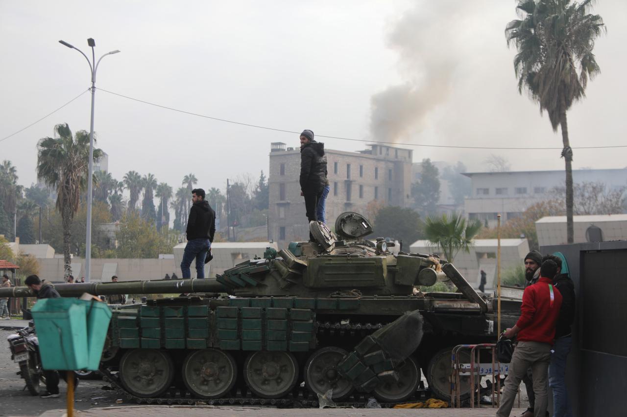 Suriye'de Beşşar Esed rejiminin kontrolü kaybettiği başkent Şam'ın merkezine rejim karşıtı güçler girdi. Şam'daki cadde ve meydanlara dökülen Suriyeliler, sevinç gösterilerinde bulundu.