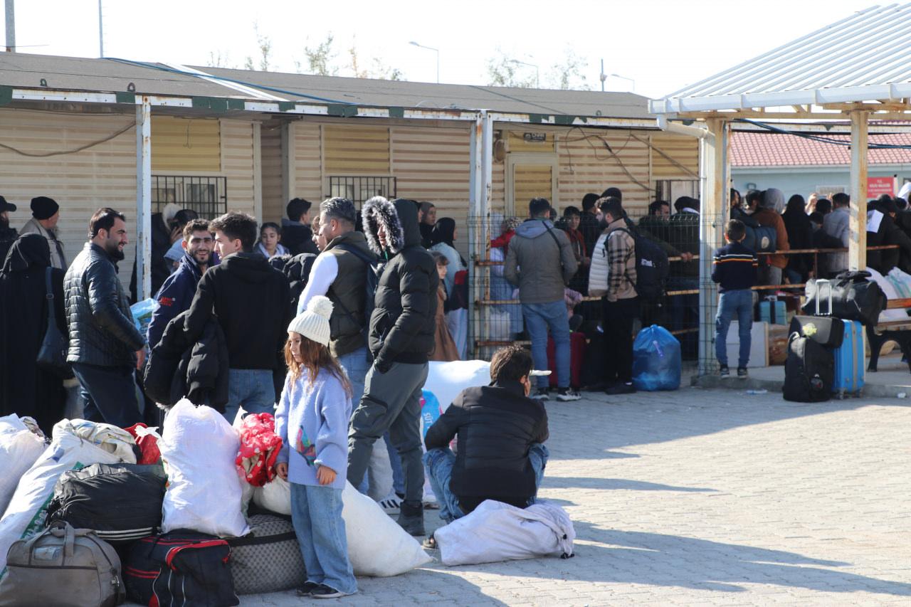 Türkiye sınırında ülkesine dönmeyi bekleyen Suriyeliler