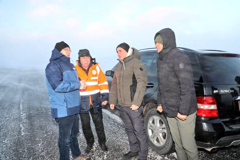 Kars Valisi Ziya Polat, kar ve tipinin etkili olduğu Kars-Ardahan kara yolunda karla mücadele çalışmalarını yerinde inceledi.