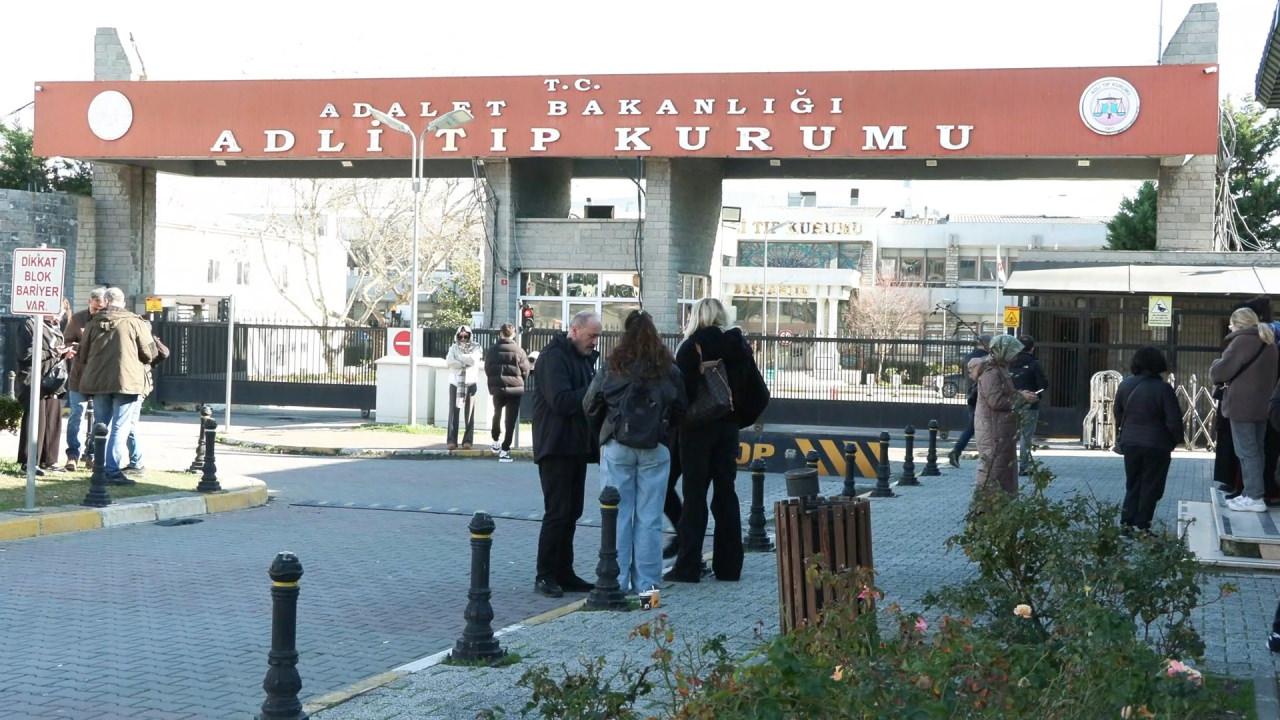 Ailesi ve arkadaşlarının Adli Tıp Kurumu önünde beklerkenki görüntüleri