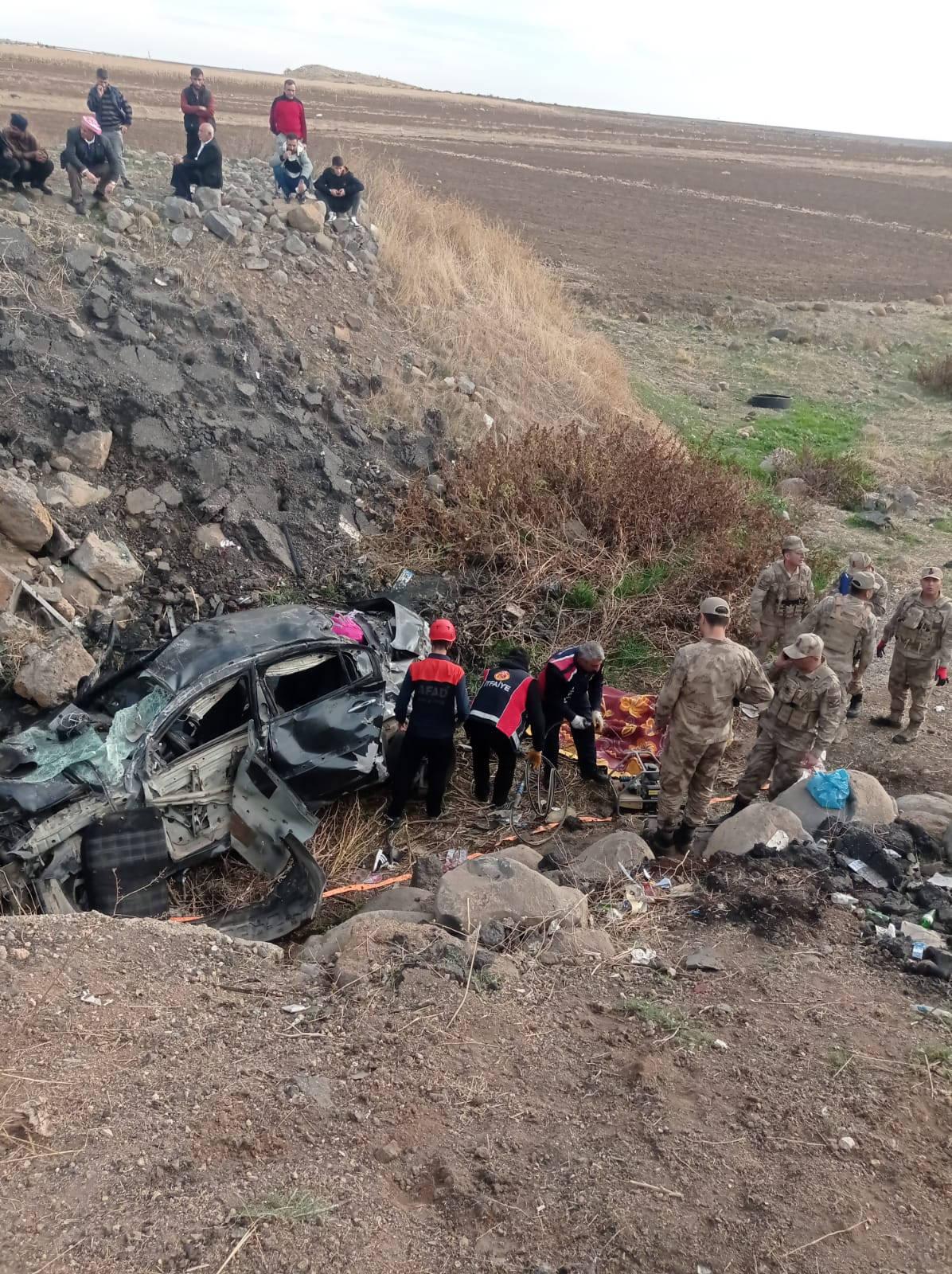 Kaza yapan aracın hurdaya döndüğü görüldü. 