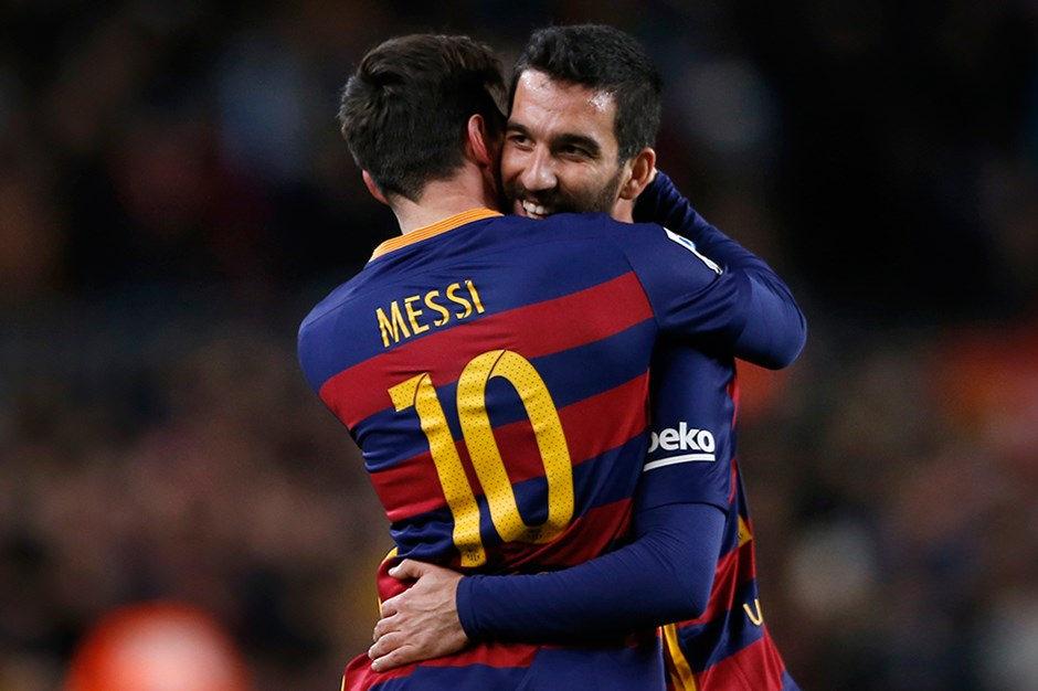 Arda Turan, Barcelona'da Messi ile