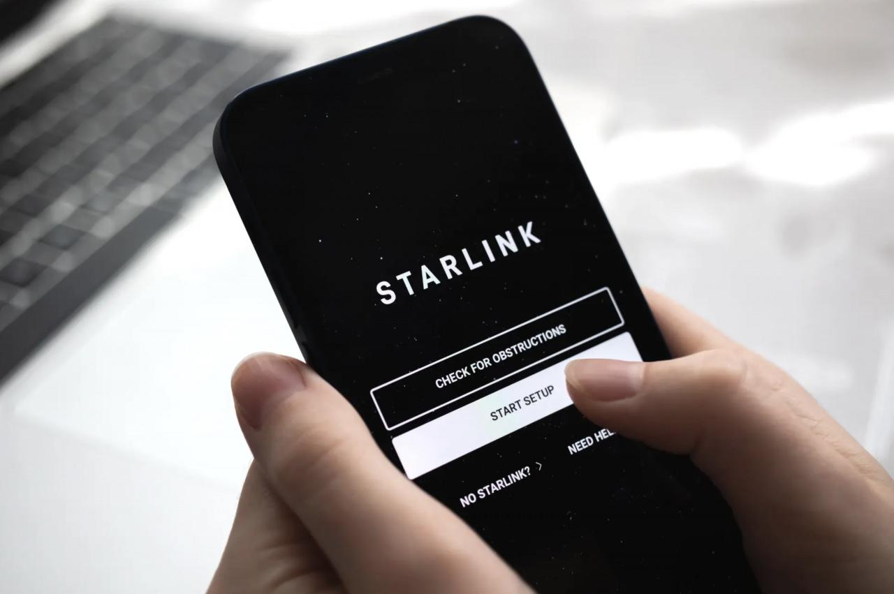 Starlink DTC, kullanıcıların telefonlarını özel bir konumda tutmalarına gerek kalmadan SMS gönderip alabilmesini sağlayacak, ilerleyen dönemde sesli arama ve veri aktarımı gibi gelişmiş hizmetler de sunulacak.