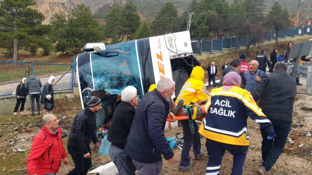 Isparta'da devrilen yolcu otobüsünde ekiplerin yaralılara müdahale ettiği anlar