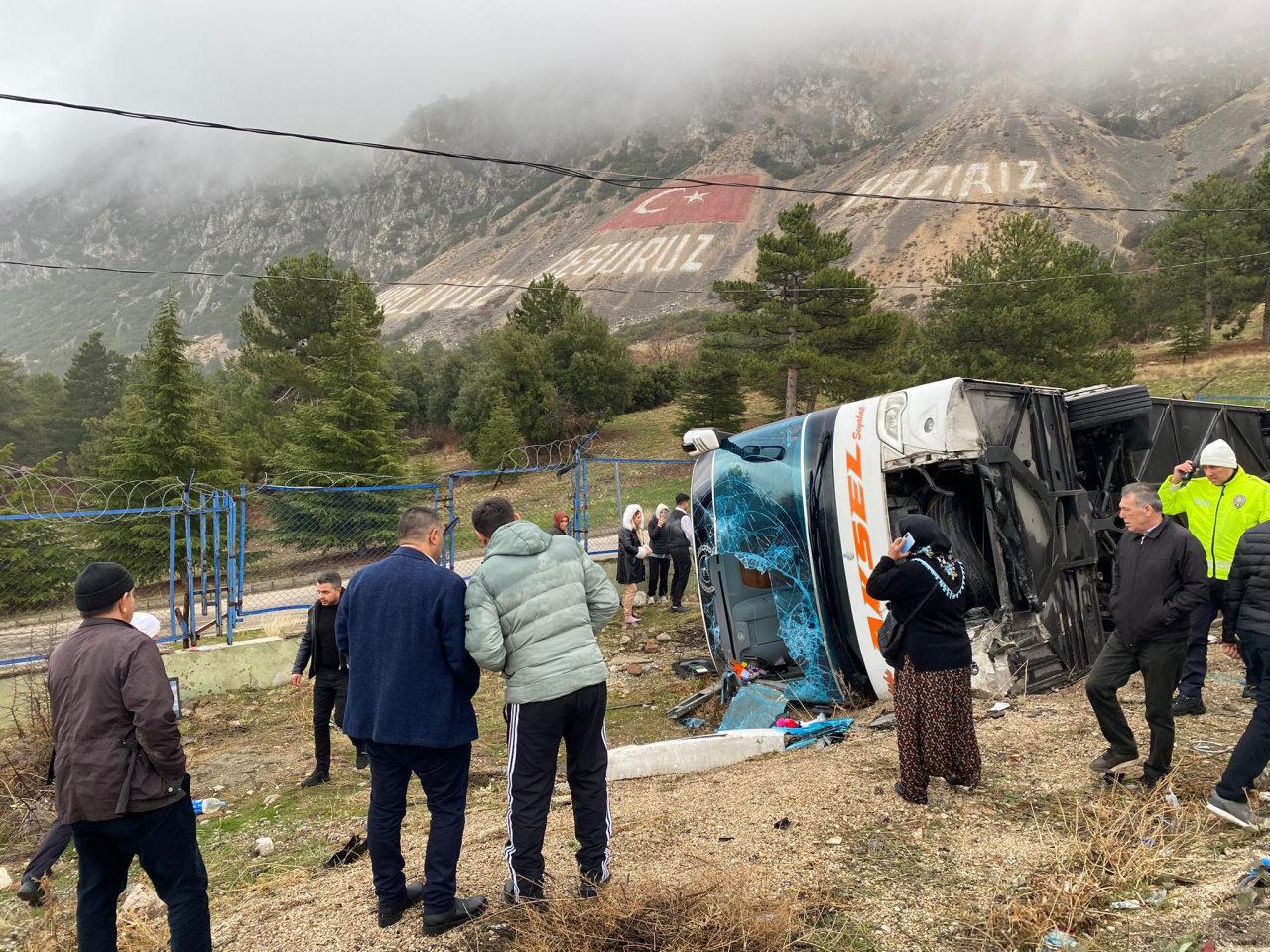 Isparta'da devrilen yolcu otobüsünde ekiplerin yaralılara müdahale ettiği anlar