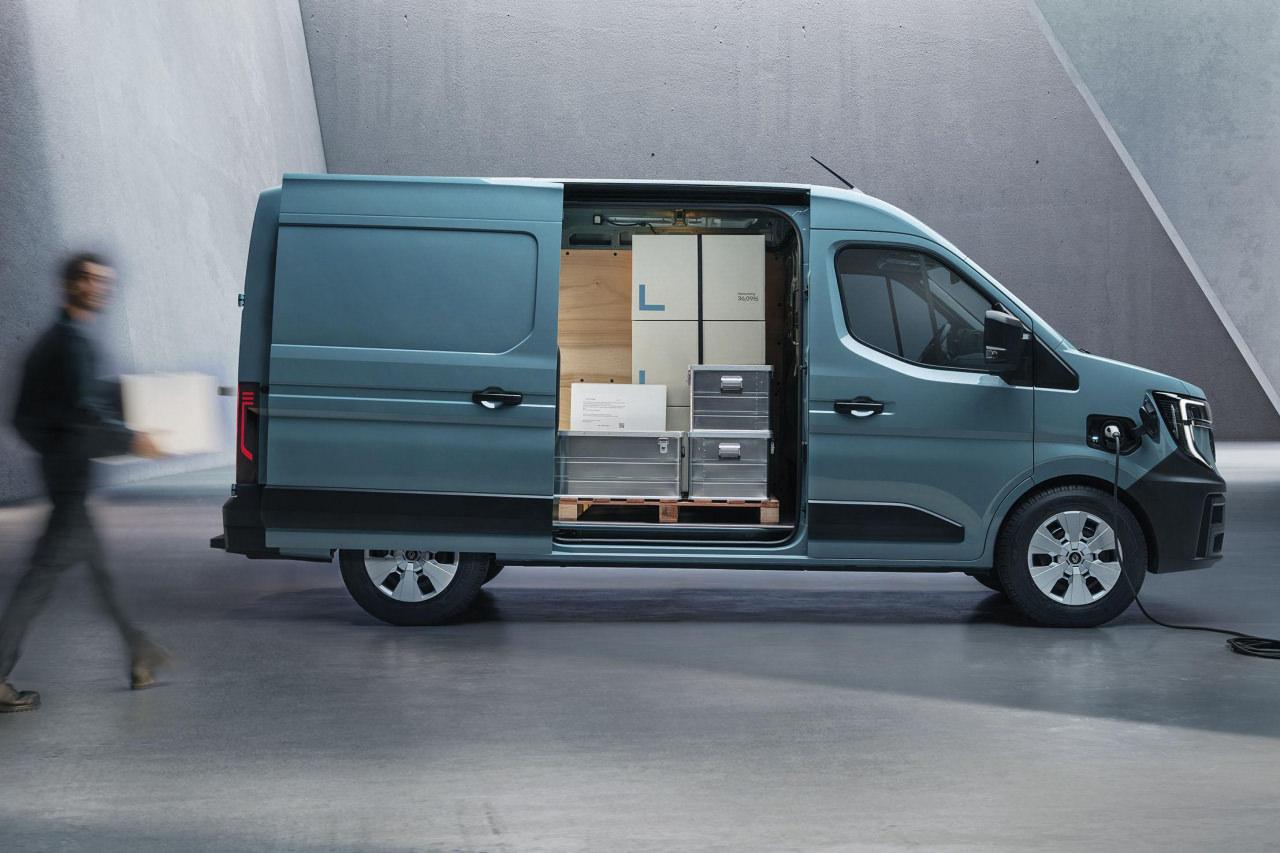 Yeni Renault Master, geniş yük kapasitesi ve konforlu sürüşüyle öne çıkıyor. Türkiye’de fiyatlar 1.200.000 TL’den başlıyor ve cazip ödeme seçenekleriyle satışa sunuluyor.