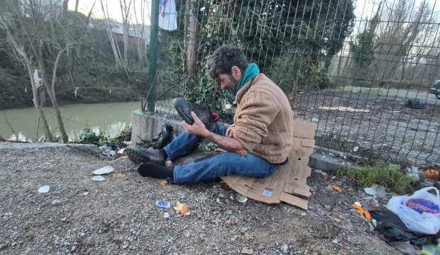 Polise sabır sınavı oldu! Ayakkabısını telefon sandı annesini aradı 