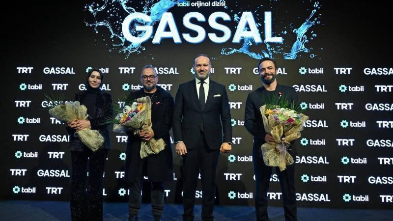 Gassal dizisi başrol oyuncusu Ahmet Kural, yönetmeni Selçuk Aydemir ve senaristi Sümeyye Karaaslan aynı karede