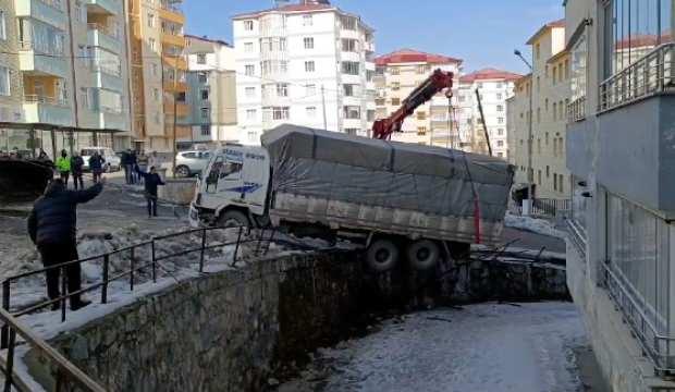 Görüntüler Bitlis'ten: Asılı kaldığı duvar dereye uçmasına engel oldu