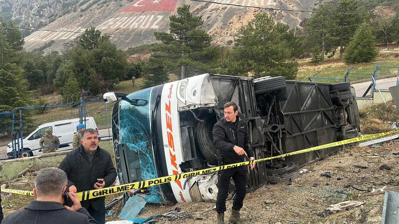 Isparta'da devrilen yolcu otobüsünde ekiplerin yaralılara müdahale ettiği anlar