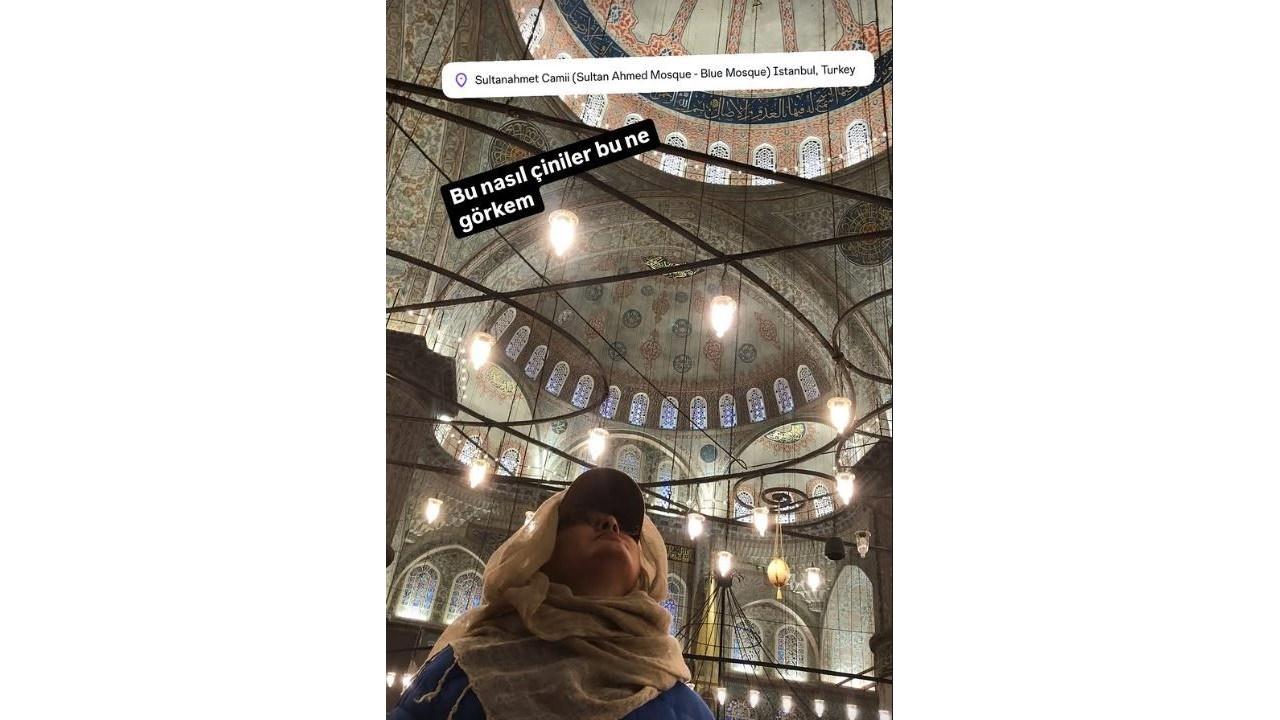 Nurgül Yeşilçay Sultanahmet Camii'ndeki başörtülü hali