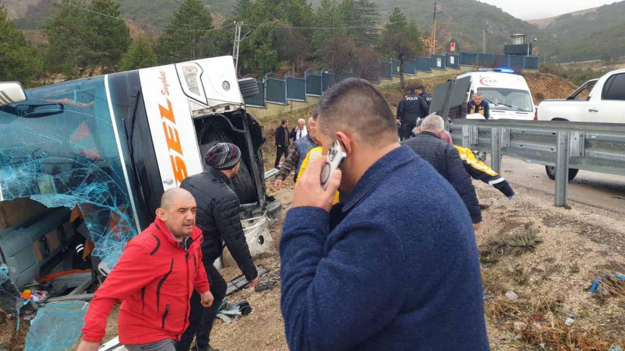 Isparta'da devrilen yolcu otobüsünde ekiplerin yaralılara müdahale ettiği anlar