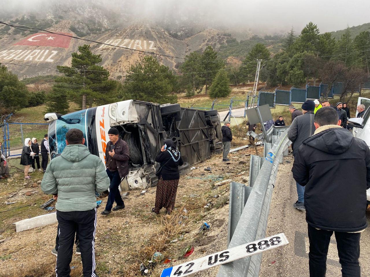 Isparta'da devrilen yolcu otobüsünde ekiplerin yaralılara müdahale ettiği anlar