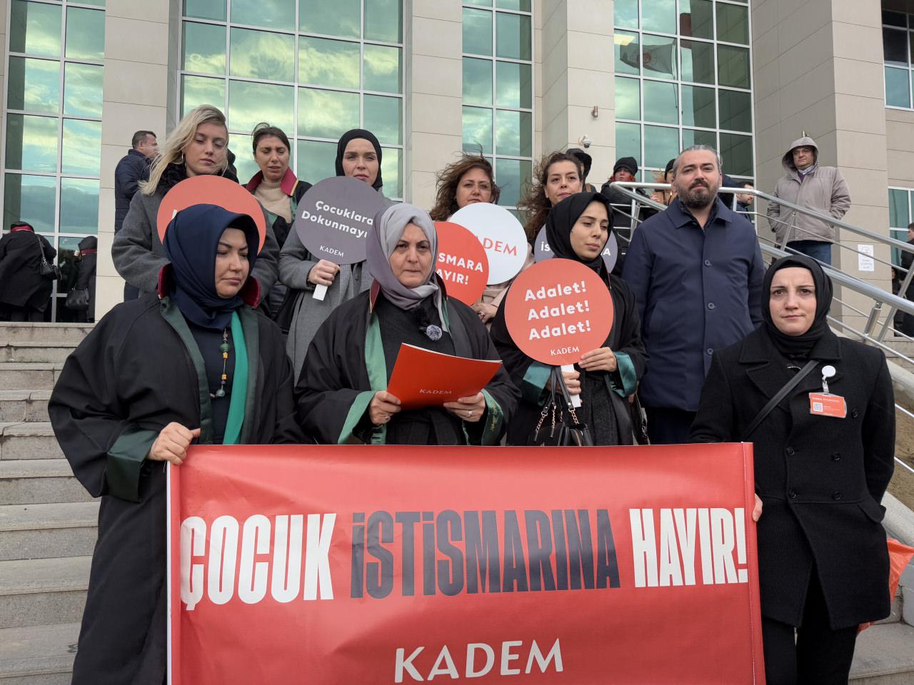 Çok sayıda siyasi, baro üyesi ve sivil toplum örgütü temsilcisi de adliye önüne geldi.