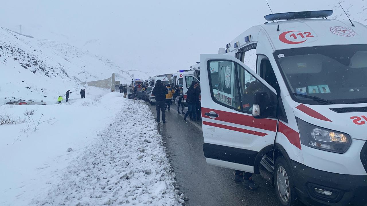 Ekiplerin kurtarma çalışması devam ediyor. 