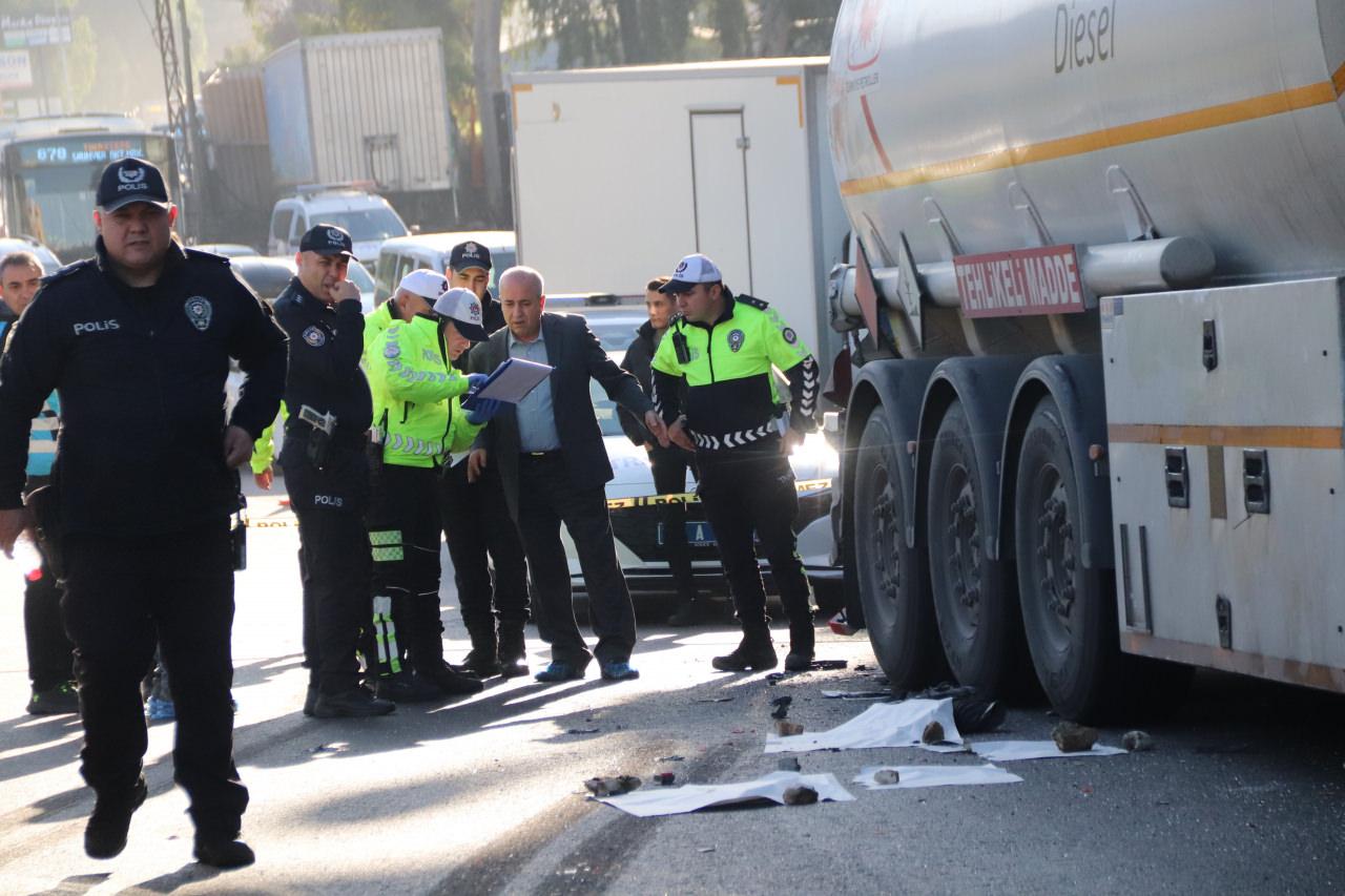 İzmir'de öğrenci servisinin park halindeki TIR'a çarpması sonucu bir öğrenci hayatını kaybetti.