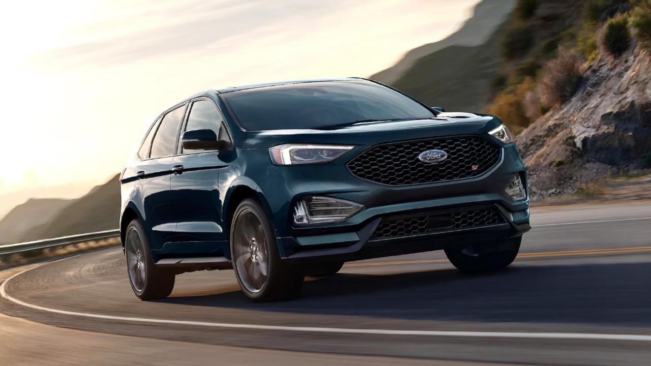 Ford Edge, şık tasarımı, geniş iç mekanı ve 2.0 litrelik EcoBoost motoru ile şehirde güçlü bir performans sunarken, modern sürüş teknolojileriyle konforlu ve güvenli bir yolculuk deneyimi sağlıyor.