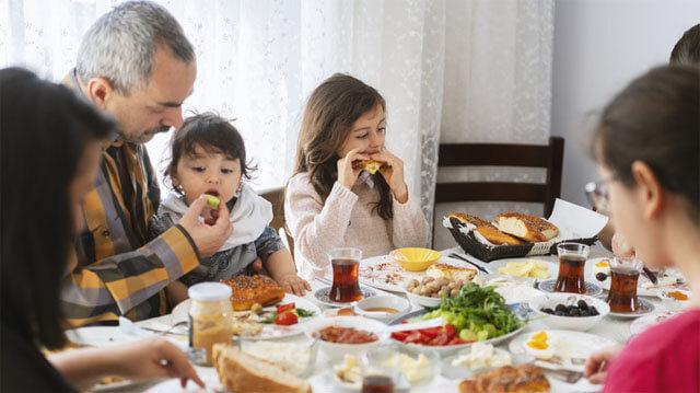 Kahvaltı yapan bir aile