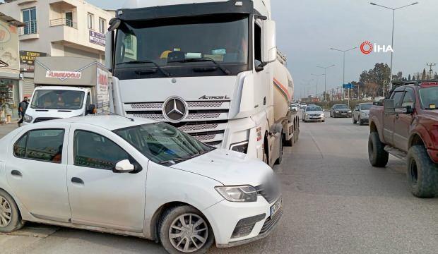 Beton mikseri otomobili metrelerce sürükledi