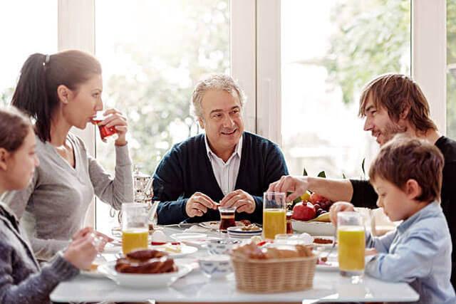 Kahvaltı yapan bir aile