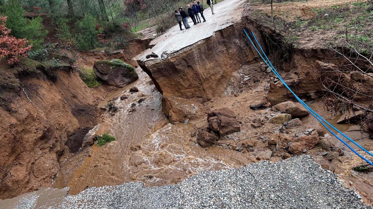 Kirazlı ilçesinde sağanak yağışın ardından yol çöktü.