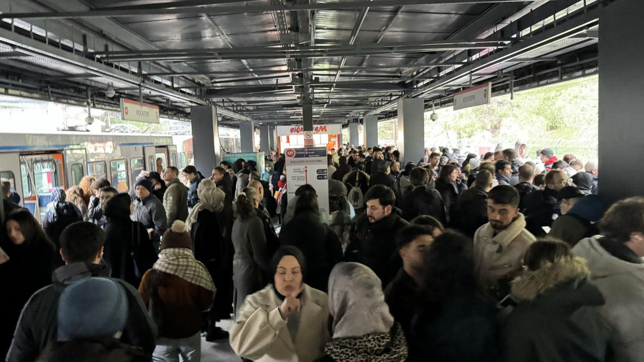 Yaşanan arıza nedeniyle metro duraklarında yoğunluk yaşandı. 