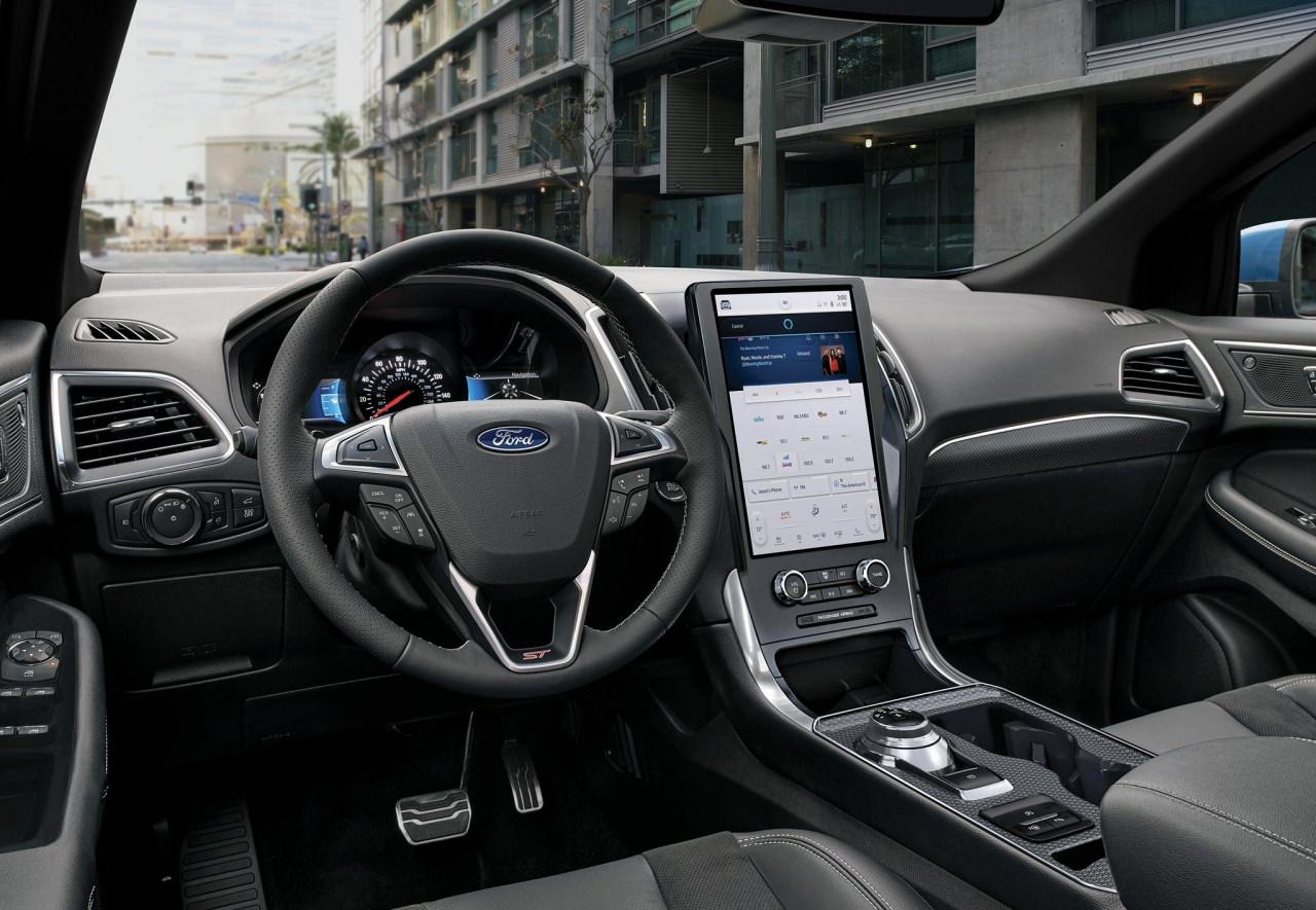 Ford Edge, lüks iç mekan ve geniş alanıyla uzun yolculuklar için mükemmel bir seçenek sunarken, şerit takip sistemi, acil frenleme ve trafik işareti tanıma gibi güvenlik özellikleriyle sürücüyü ve yolcuları koruyor.