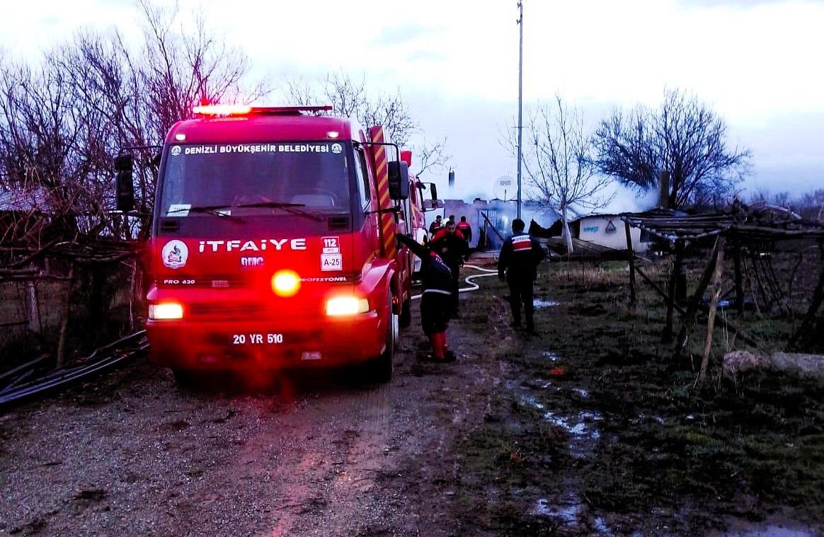 Olay yerine çok sayıda itfaiye ekibi sevk edildi. 