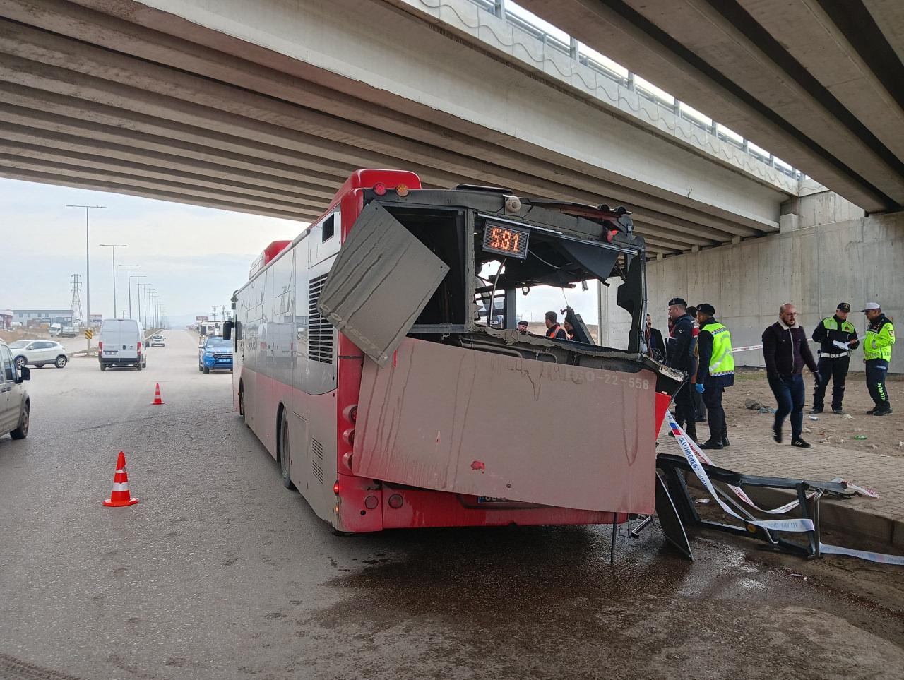 Kaza sonrası otobüsün arka kısmının son hali işte böyle görüntülendi...