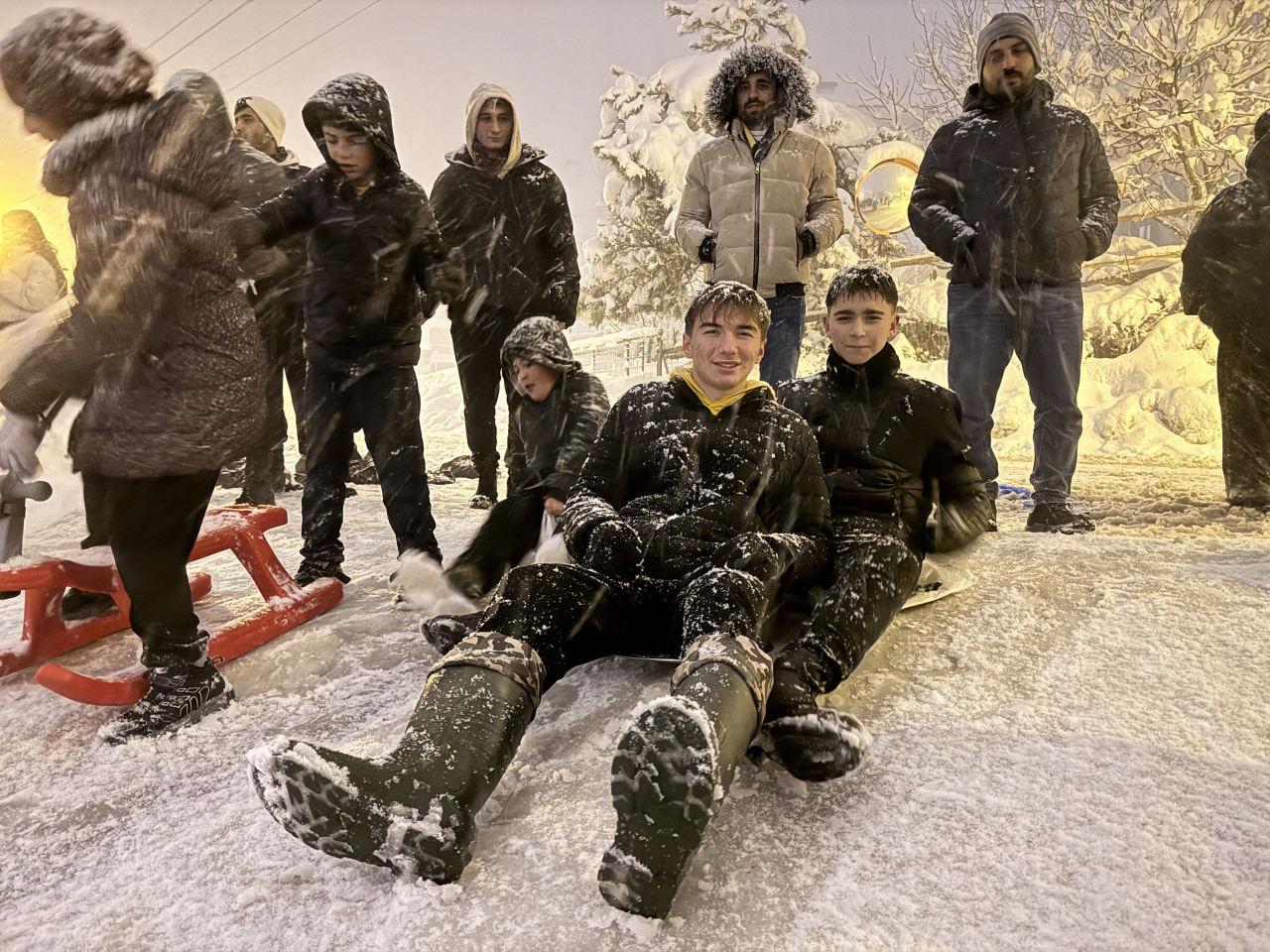 Karabük'te çocuklar karın tadını çıkardı.