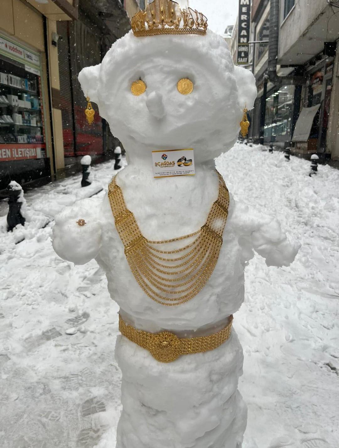 Kardan gelin altınlar ile süslendi.