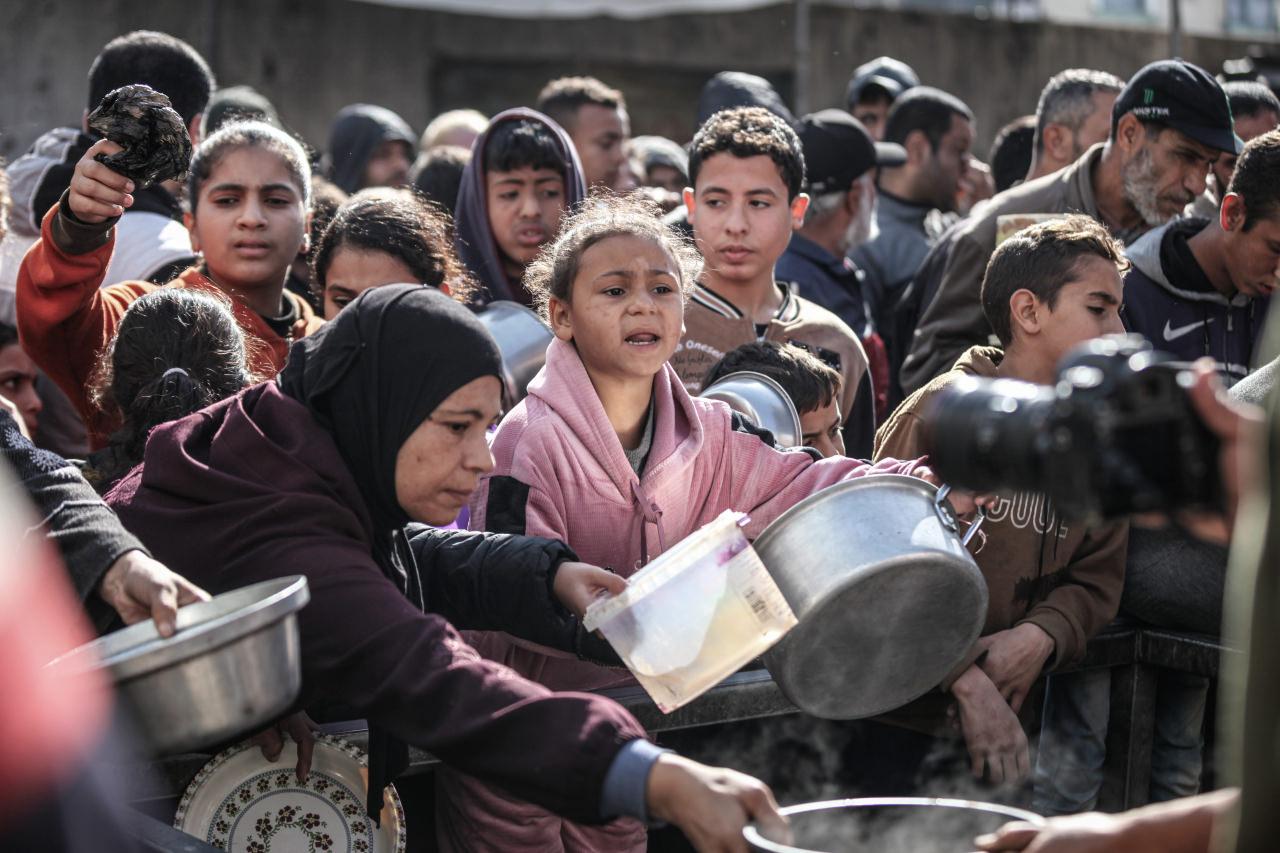 Gazze'de bir yardım kuruluşu tarafından yemek dağıtımı yapılıyor.