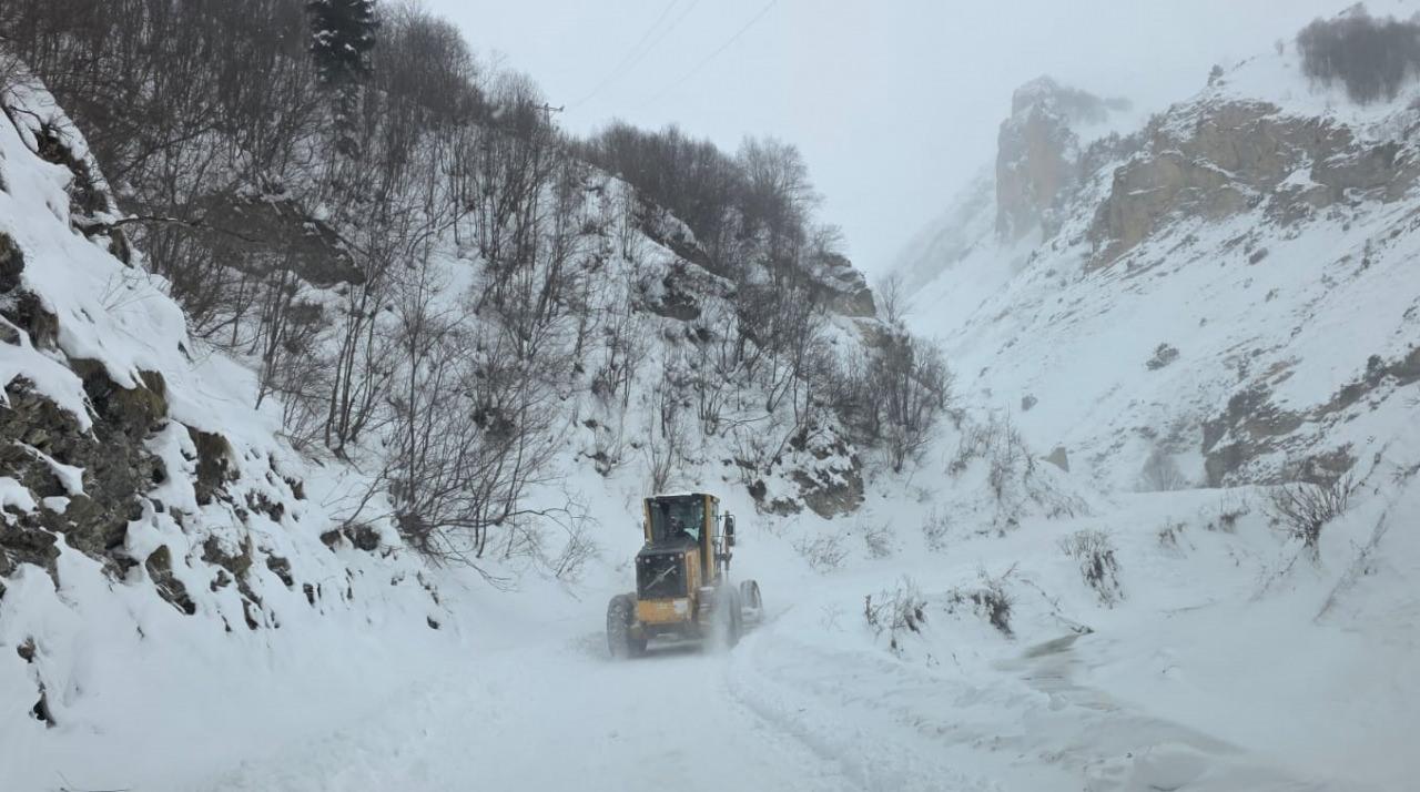 Özel İdare ekipleri bölgeye ulaşmak için yol açma çalışması sürdürüyor