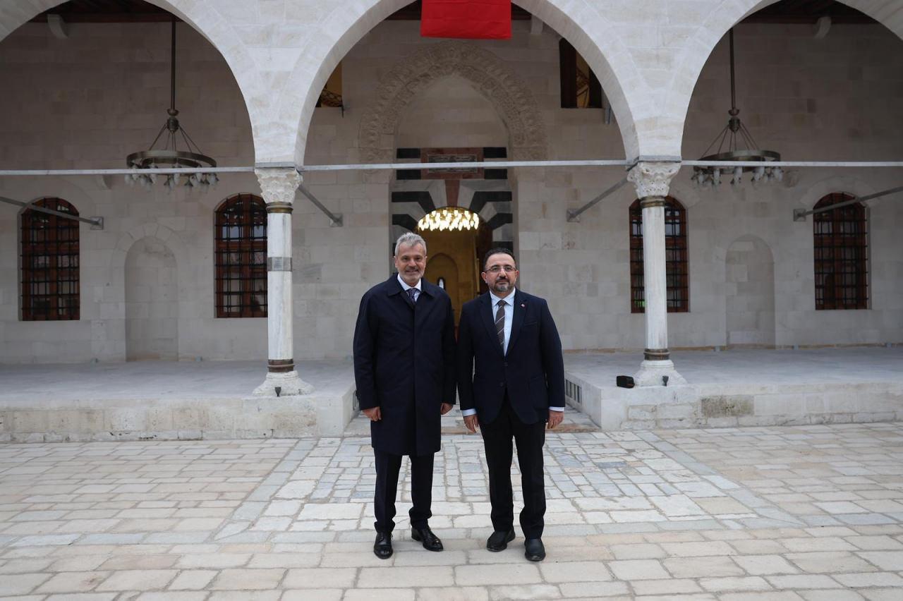 Haber7 Genel Yayın Yönetmeni Osman Ateşli, Hatay Büyükşehir Belediye Başkanı Mehmet Öntürk ile görüşerek Hatay'daki çalışmalarla ilgili bilgi aldı.