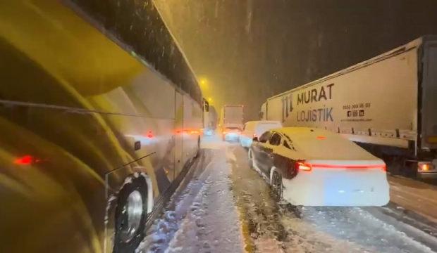 Elazığ kara teslim oldu! Tırlar ve otob&uuml;sler yolda kaldı