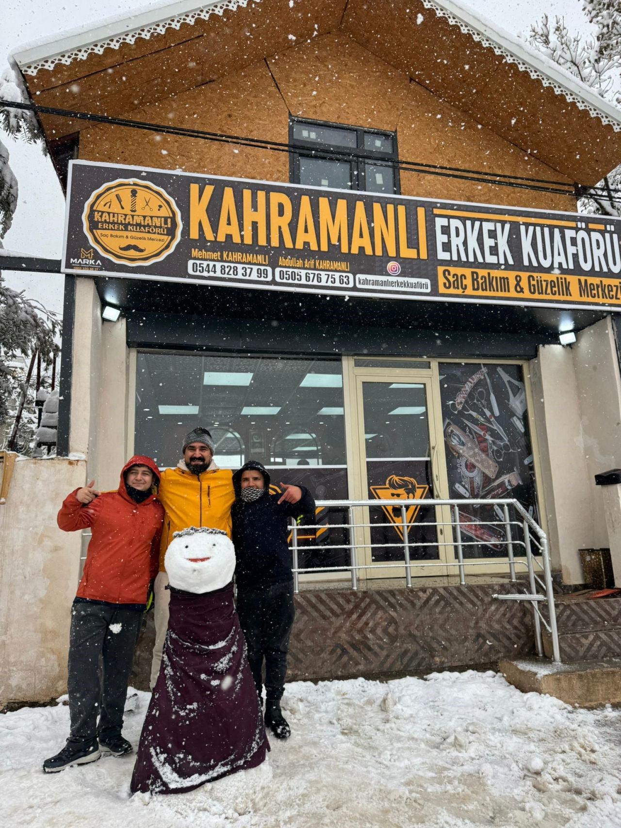 Mesleki Eğitim Merkezi öğrencisi Yusuf Yılmaz, kardan adamı tıraş etti.