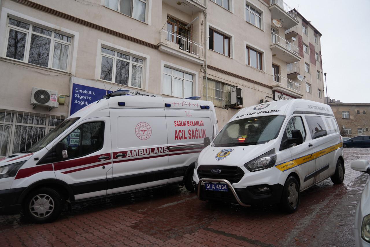 Bölgeye çok sayıda sağlık ekibi sevk edildi.