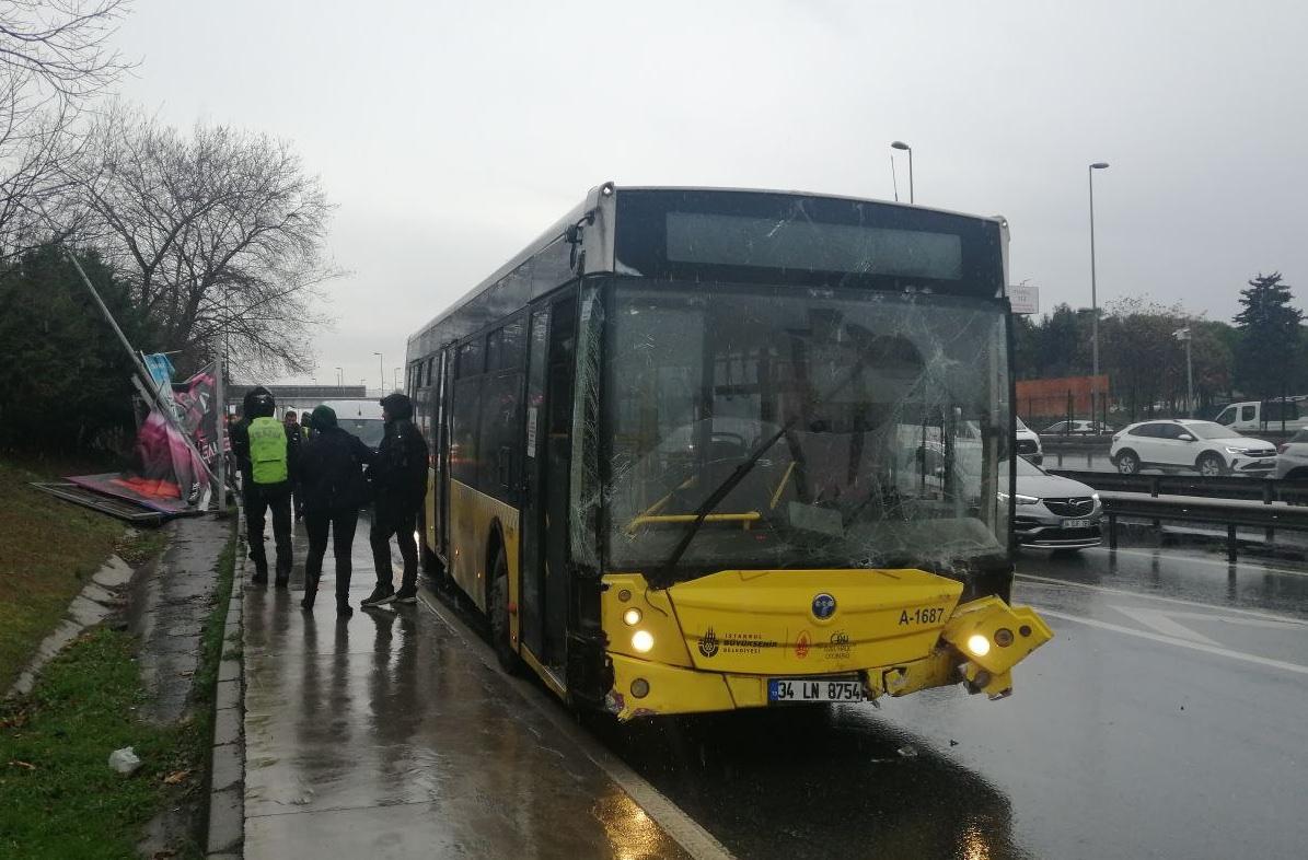 Kazaya karışan İETT otobüsü