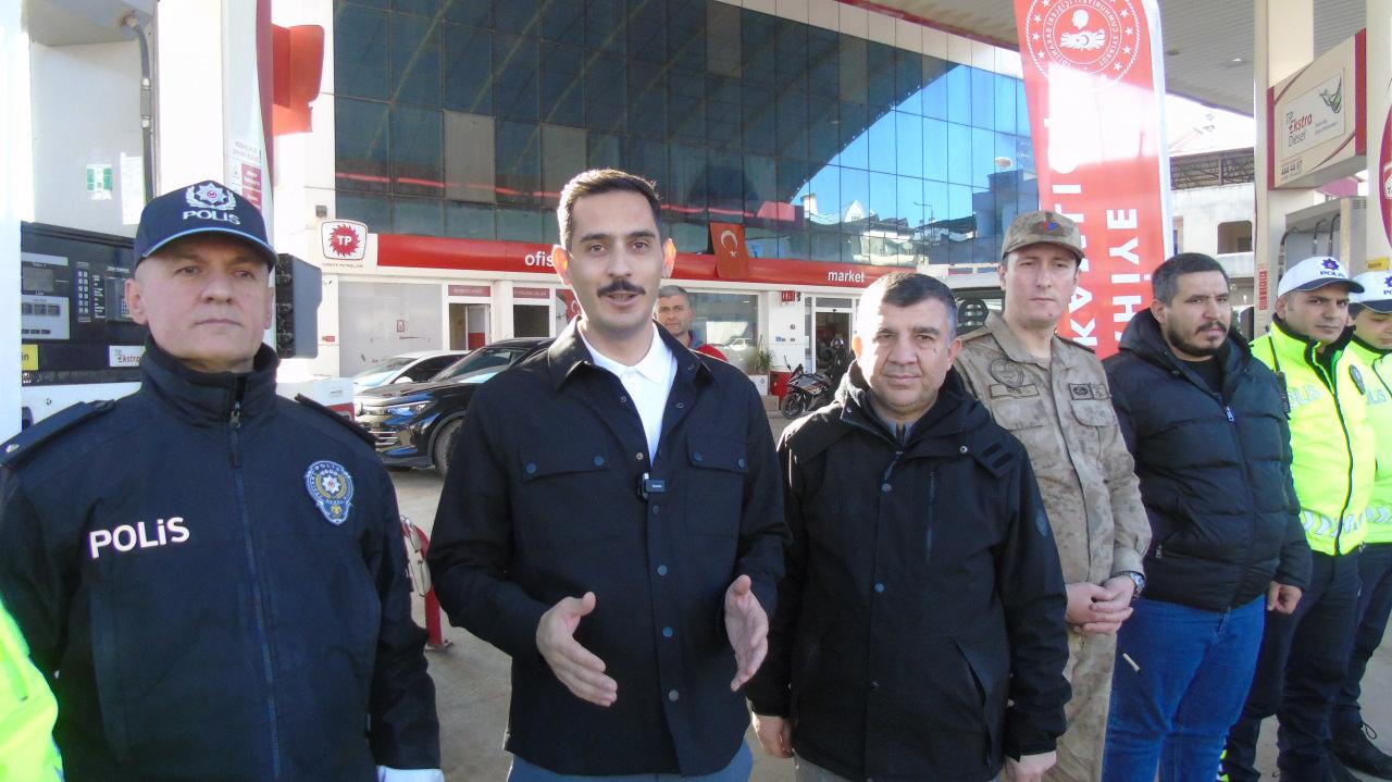 İslahiye Kaymakamı Mehmet Soylu (Sol 2) kask kullanan motosiklet sürücülerini tebrik etti.