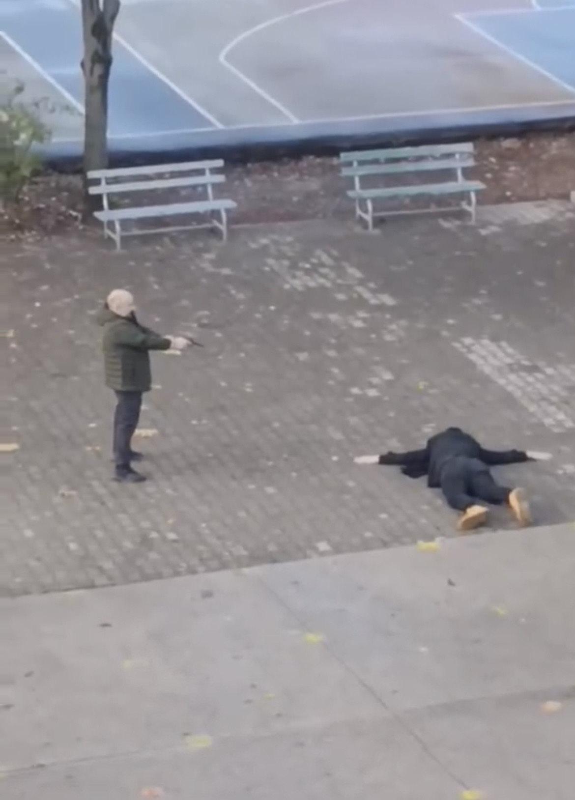 Kızına şantaj yapan kişiyi lise bahçesinde tabancayla rehin aldı.