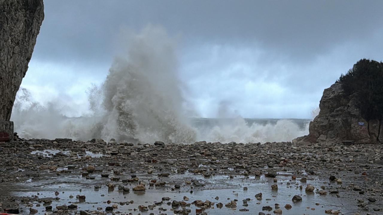 Dalgalar, kaldırım taşlarını yerinden söktü.