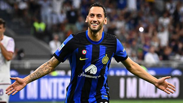 Hakan Çalhanoğlu İnter maçında attığı gol sonrası sevinirken